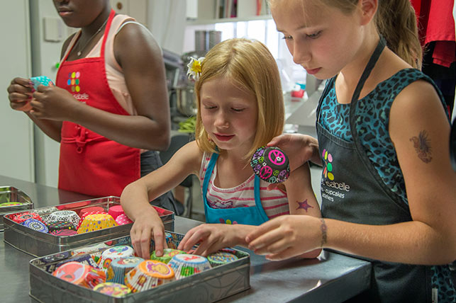 enfants qui font cuire des cupcakes chez Sweet isabelle